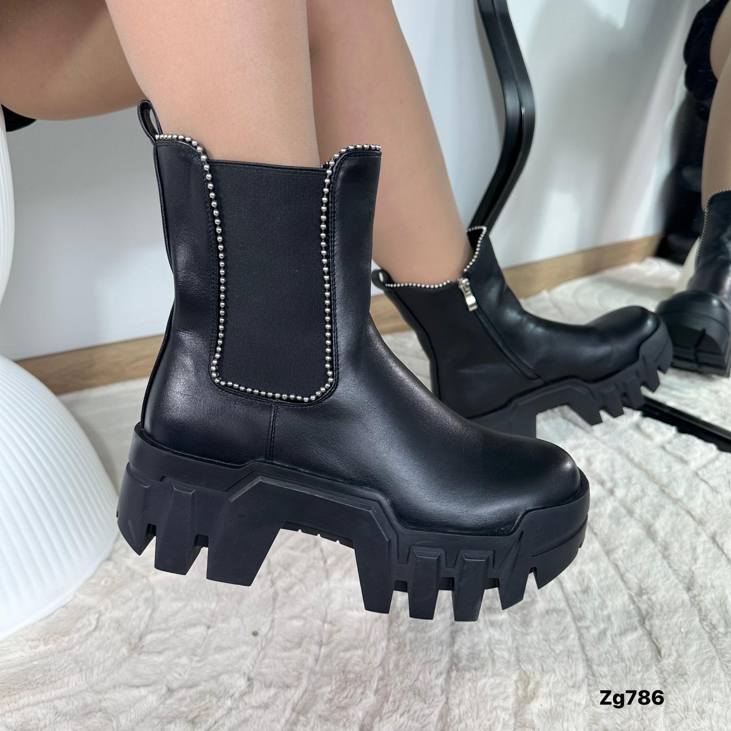Botin negro apliques plateado resorte suela 6cm IS14-019